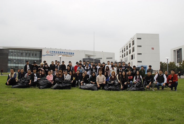 师生在焕然一新的大草坪上合影留念