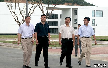 2008年8月26日苏州市委副书记、市长阎立亲临苏州高博软件学院视察2.jpg