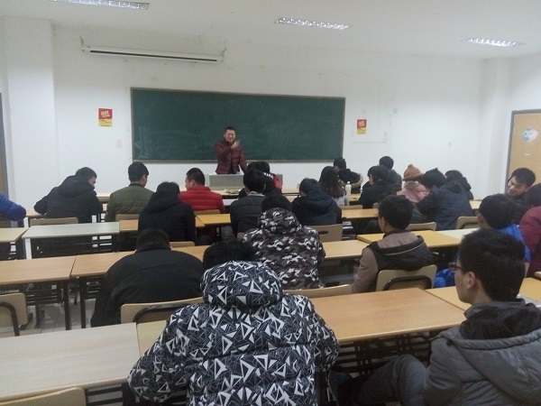 陈老师引导同学们重视诚信