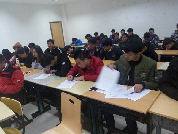 同学们在承诺书上认真的签名